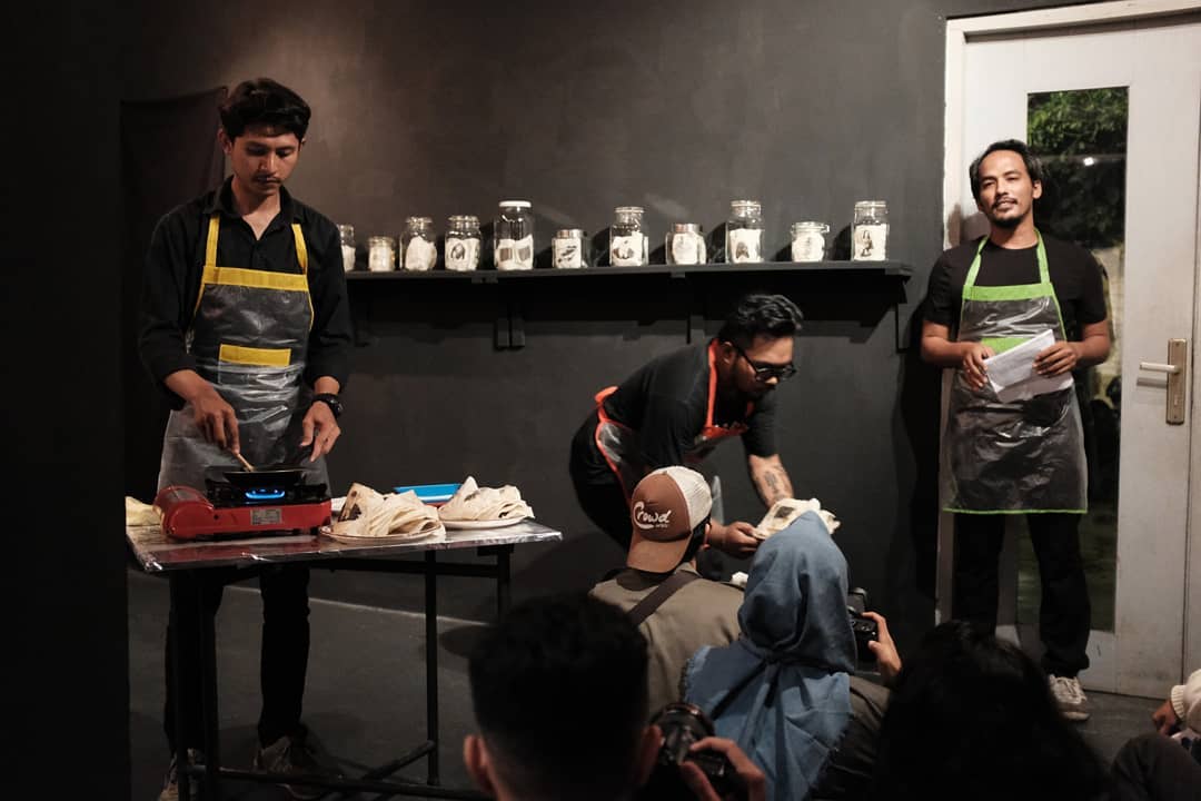 Lo bisa melihat pameran seni yang sering diadakan di Kedai Kebun Forum